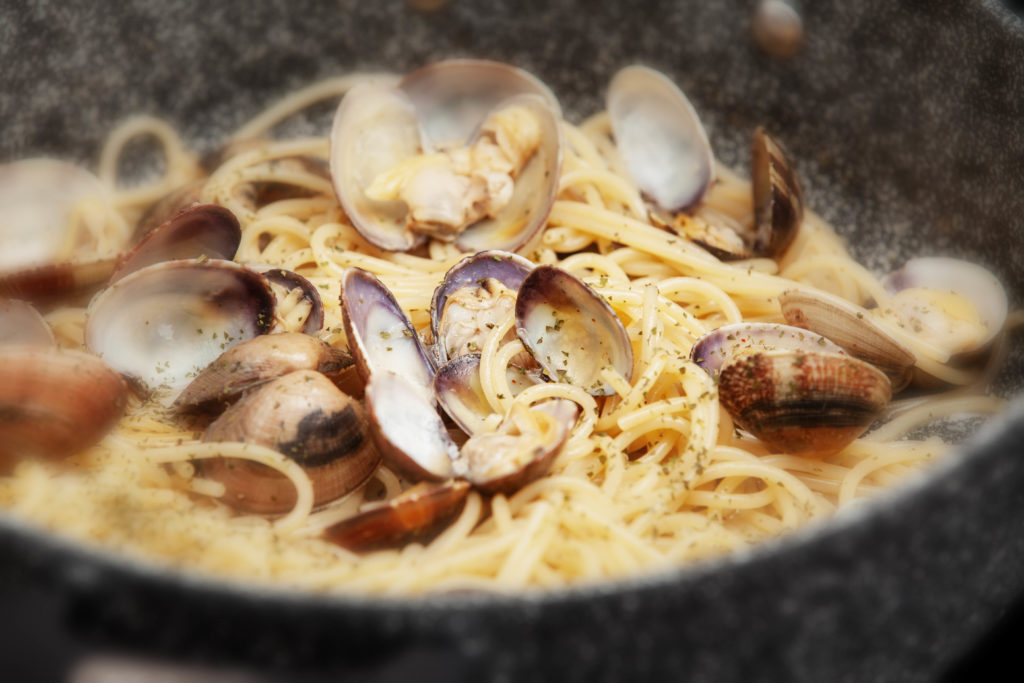 Spaghetti alle vongole e bottarga di muggine | PADELLE VOLANTI