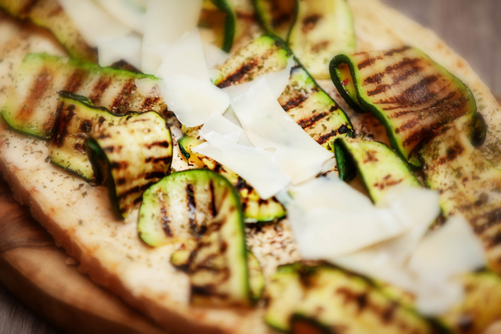 Crostino alle zucchine grigliate e grana