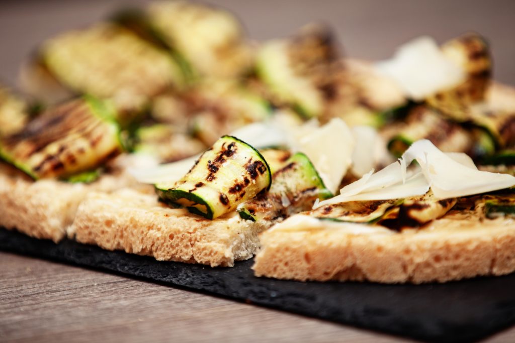 Crostino alle zucchine grigliate e grana