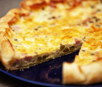 Quiche con piselli e prosciutto cotto