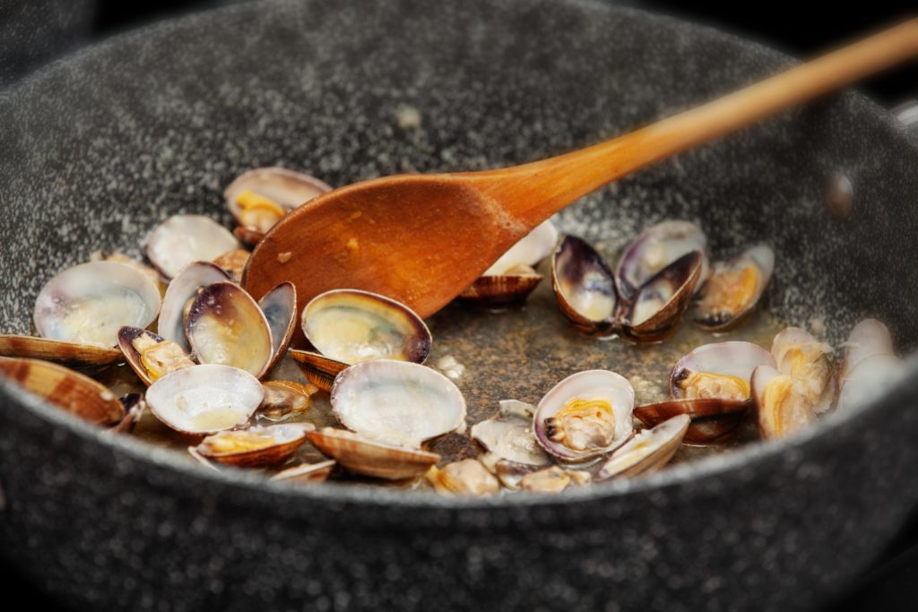 Fregola sarda alle arselle e bottarga di muggine