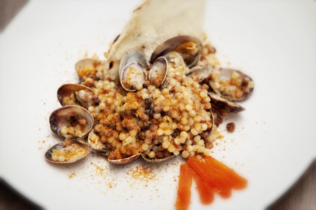 Fregola sarda alle arselle e bottarga di muggine