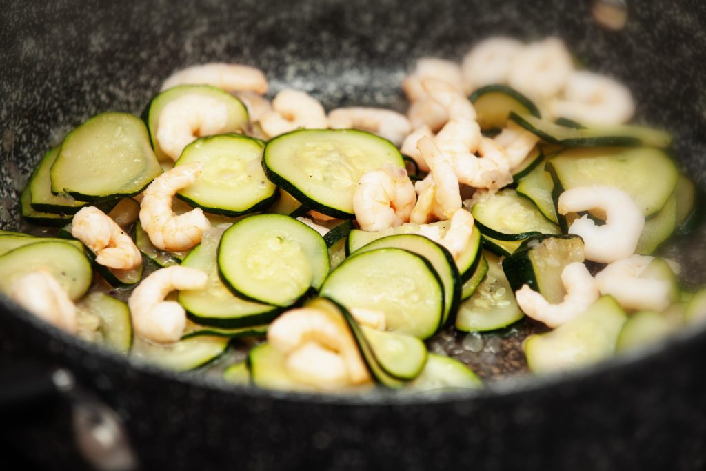 Quiche con zucchine, mozzarella e gamberetti