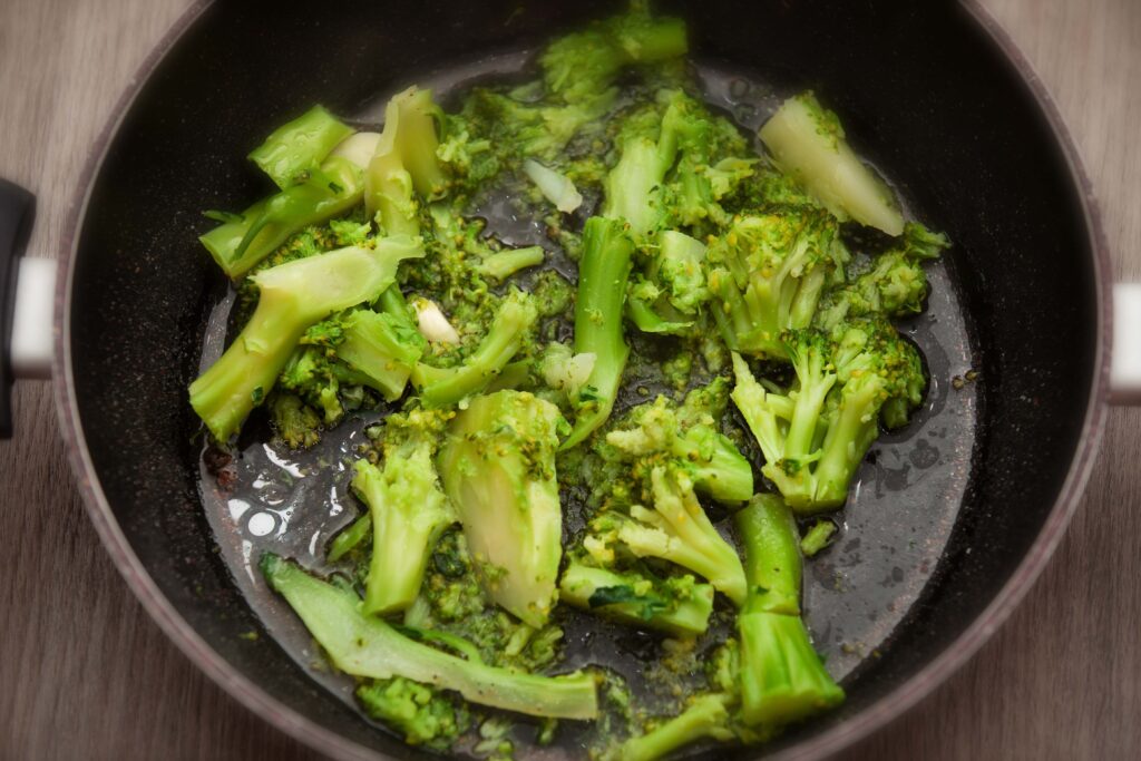 Rigatoni con crema di broccoli e guanciale croccante - Padelle Volanti
