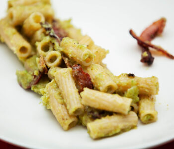 Rigatoni con crema di broccoli e guanciale croccante - Padelle Volanti