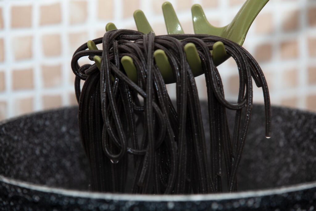 Spaghetti alla chitarra al nero di seppia - Padelle Volanti