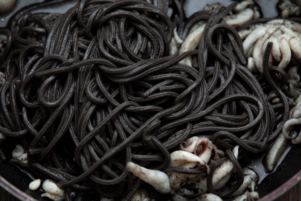 Spaghetti alla chitarra al nero di seppia - Padelle Volanti