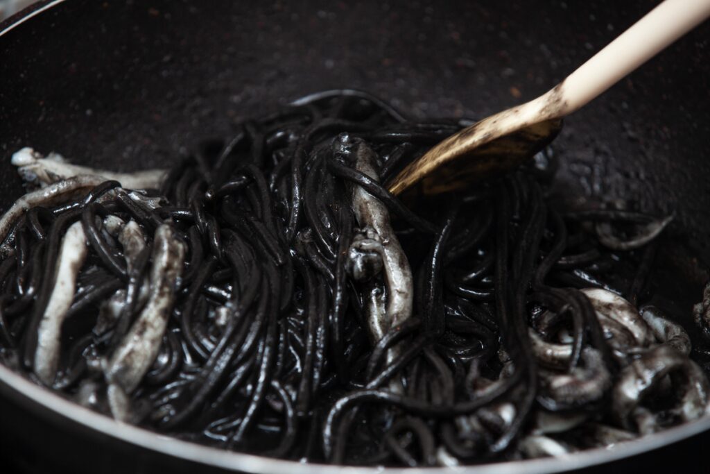 Spaghetti alla chitarra al nero di seppia - Padelle Volanti