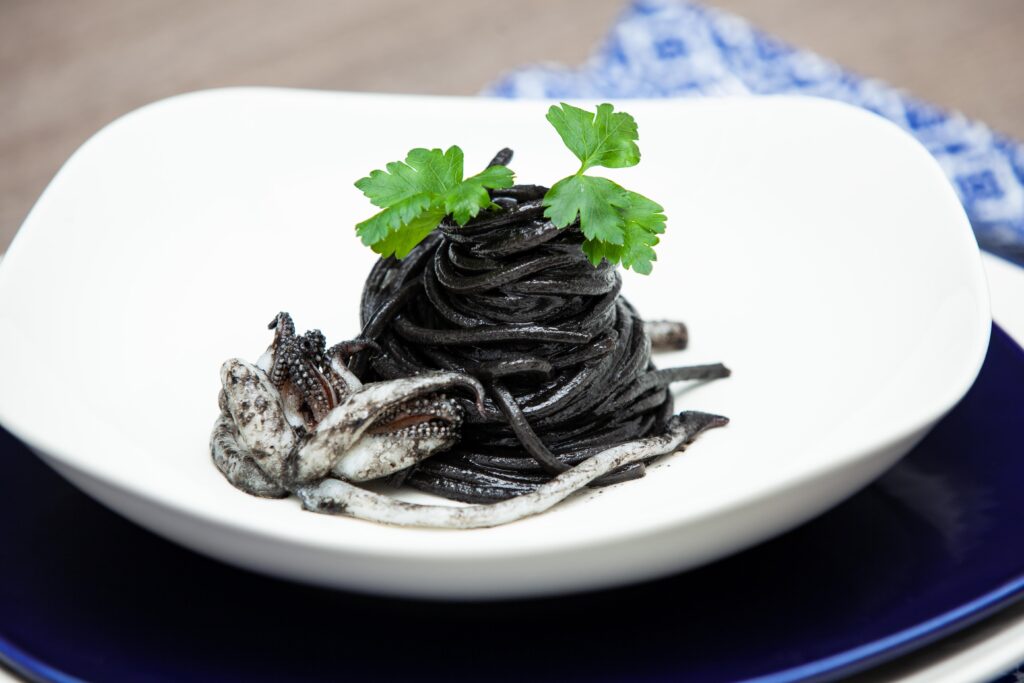 Spaghetti alla chitarra al nero di seppia - Padelle Volanti