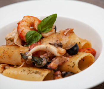 Paccheri di Gragnano alla pescatora con capperi e olive - Padelle Volanti