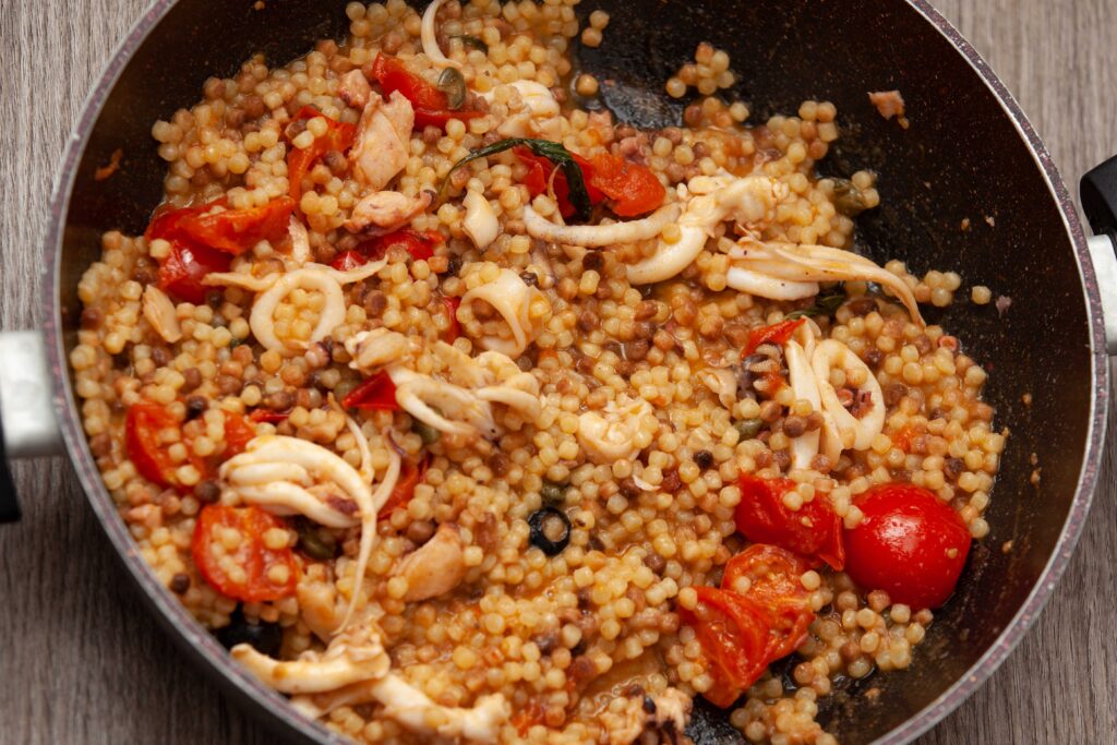 Fregola sarda alla pescatora con capperi e olive - Padelle Volanti