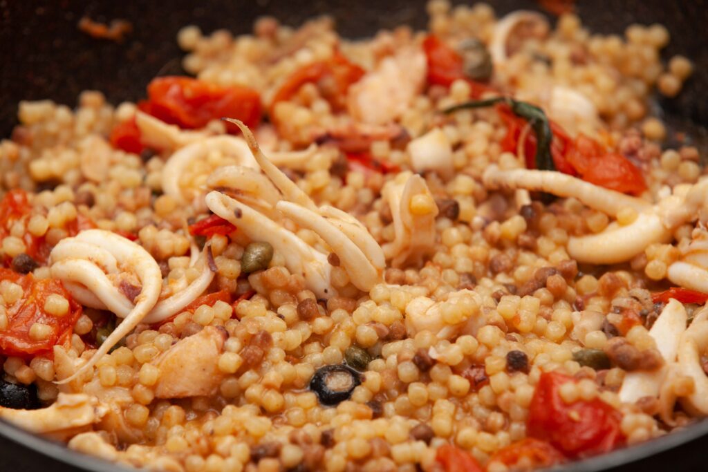 Fregola sarda alla pescatora con capperi e olive - Padelle Volanti