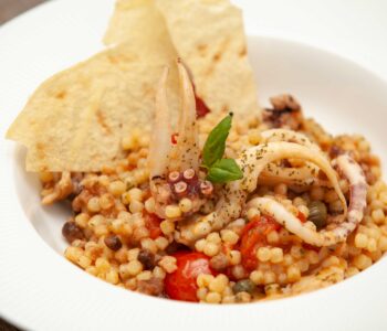 Fregola sarda alla pescatora con capperi e olive - Padelle Volanti