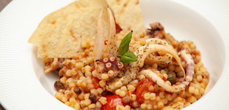 Fregola sarda alla pescatora con capperi e olive - Padelle Volanti