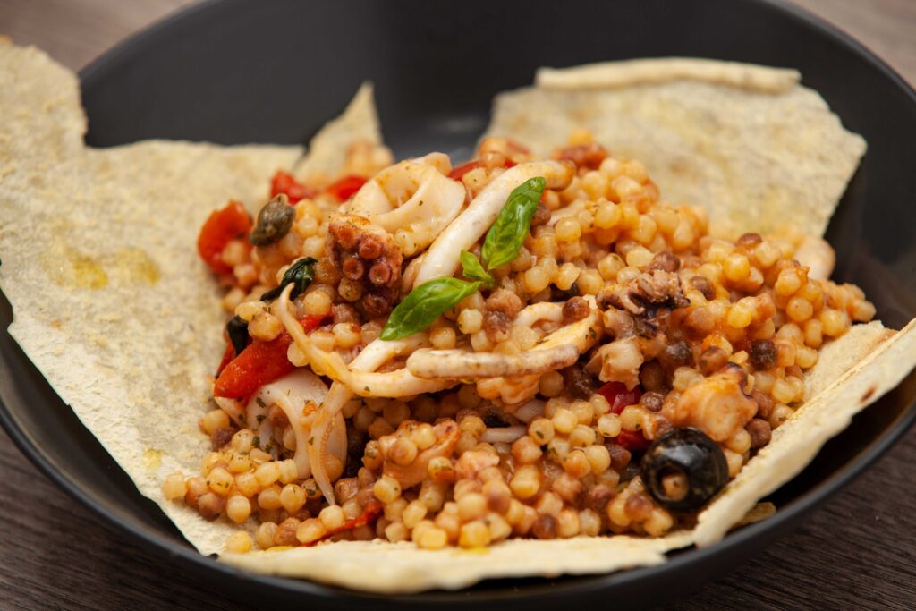 Fregola sarda alla pescatora con capperi e olive - Padelle Volanti