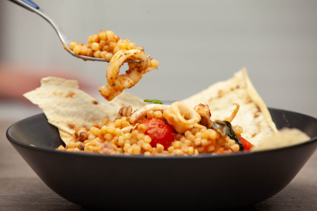 Fregola sarda alla pescatora con capperi e olive - Padelle Volanti