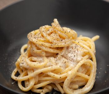 Tonnarelli cacio e pepe - Padelle Volanti