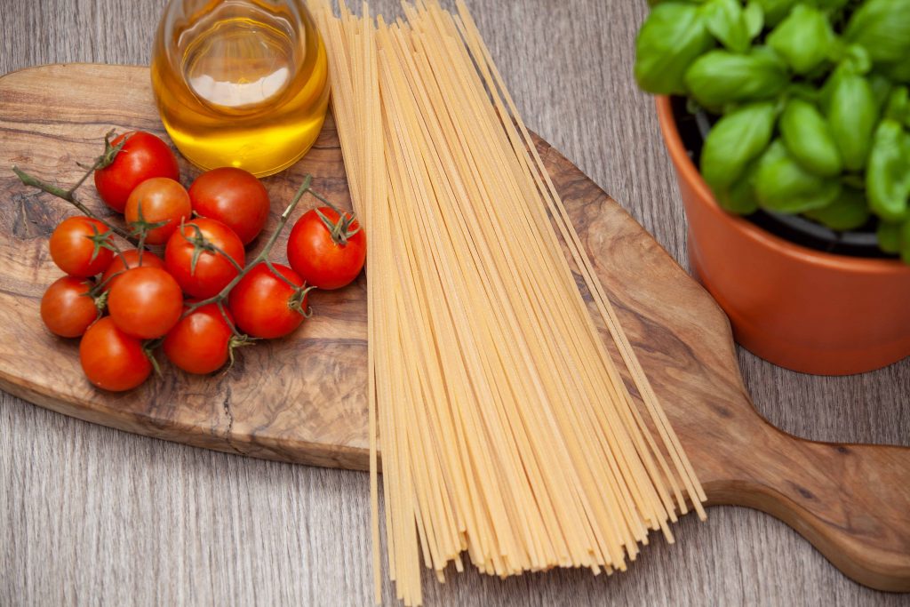 Spaghetti al sugo con pomodorini e basilico - Padelle Volanti