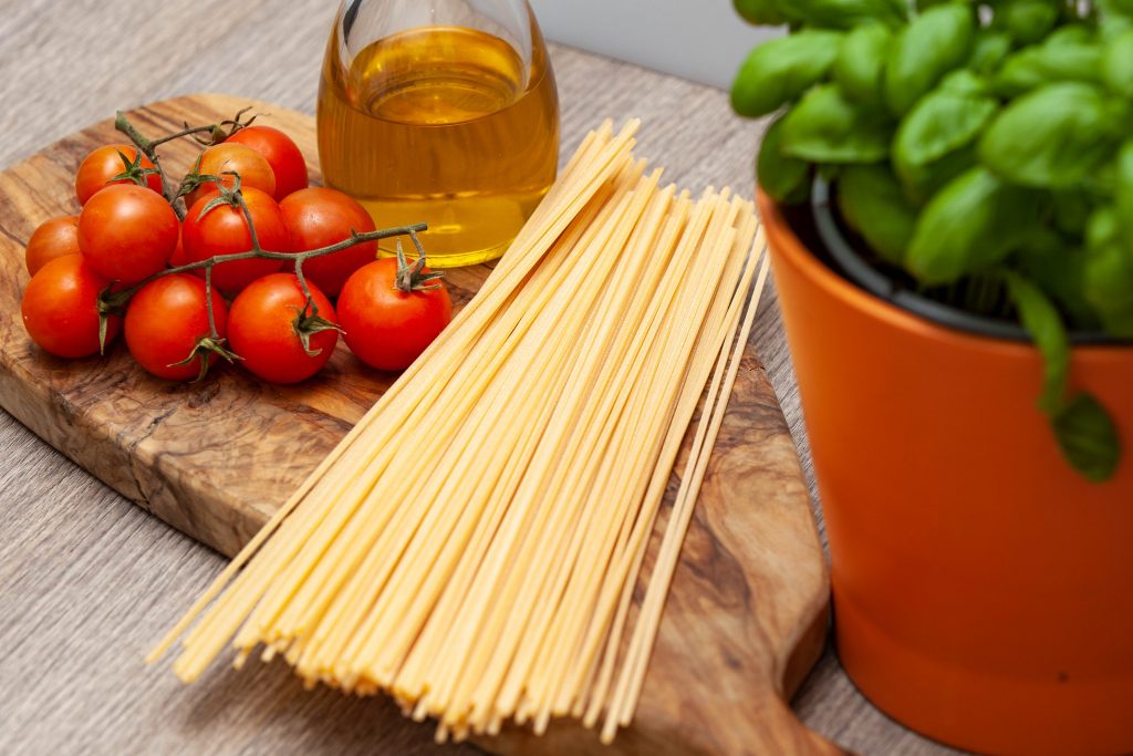 Spaghetti al sugo con pomodorini e basilico - Padelle Volanti