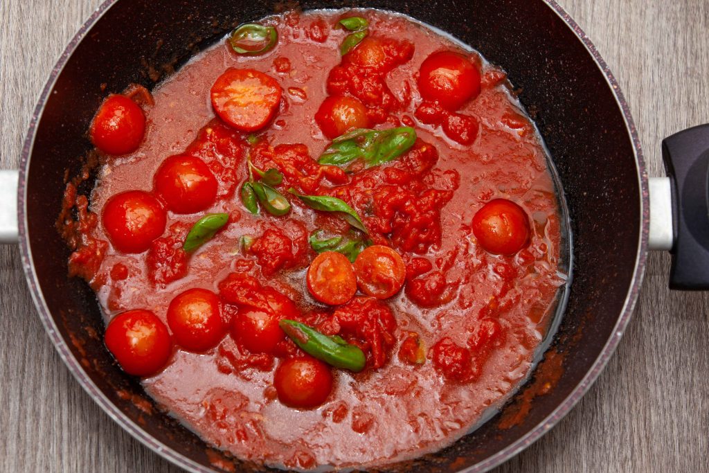 Spaghetti al sugo con pomodorini e basilico - Padelle Volanti