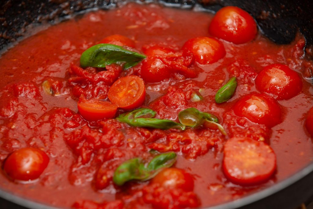 Spaghetti al sugo con pomodorini e basilico - Padelle Volanti