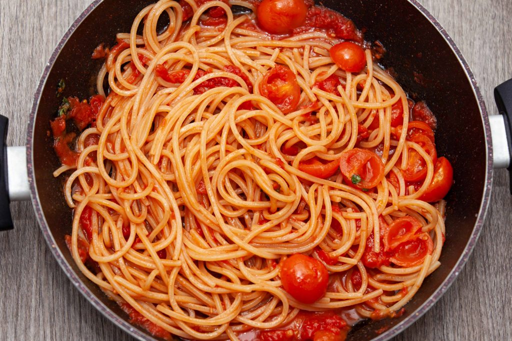 Spaghetti al sugo con pomodorini e basilico - Padelle Volanti