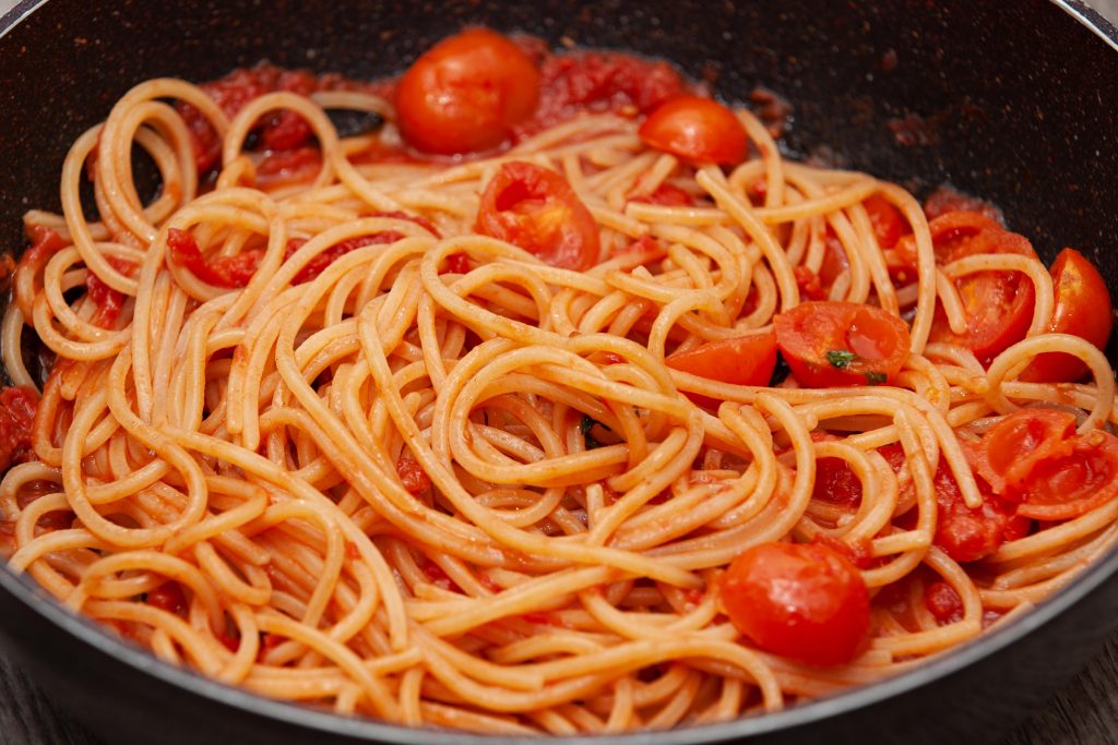 Spaghetti al sugo con pomodorini e basilico - Padelle Volanti