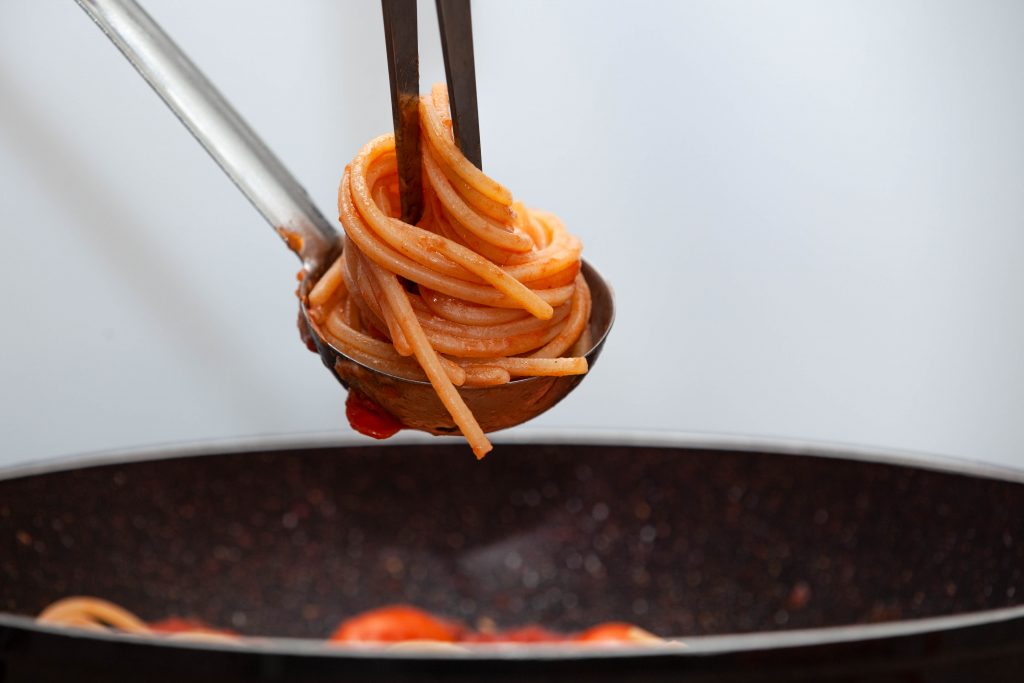 Spaghetti al sugo con pomodorini e basilico - Padelle Volanti