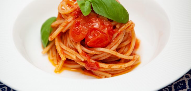 Spaghetti al sugo con pomodorini e basilico - Padelle Volanti