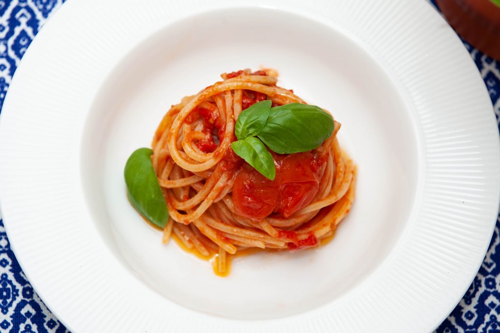 Spaghetti al sugo con pomodorini e basilico - Padelle Volanti