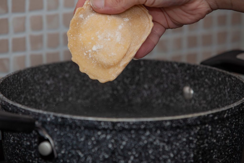 Ravioli al pesce spada in rosso con pesce spada - Padelle Volanti