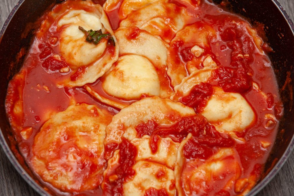 Ravioli al pesce spada in rosso con pesce spada - Padelle Volanti