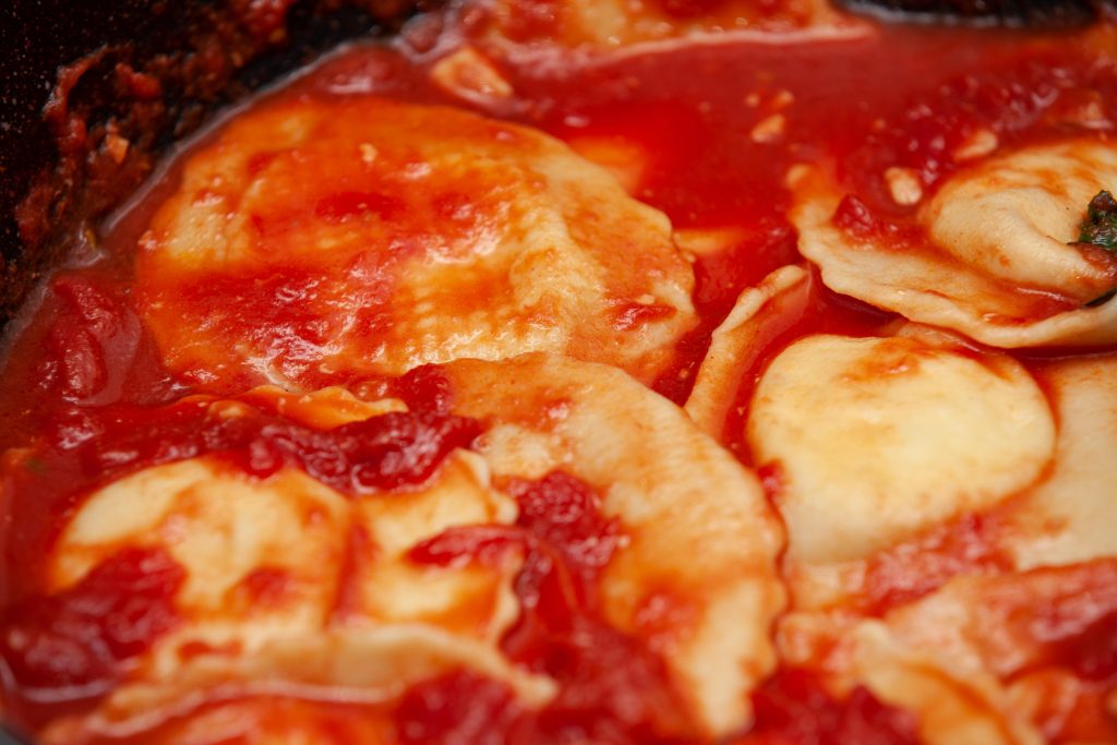 Ravioli al pesce spada in rosso con pesce spada - Padelle Volanti