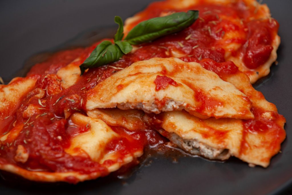 Ravioli al pesce spada in rosso con pesce spada - Padelle Volanti