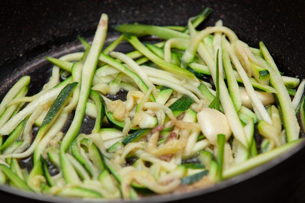 Ravioli di ricotta con gamberi e zucchine - Padelle Volanti