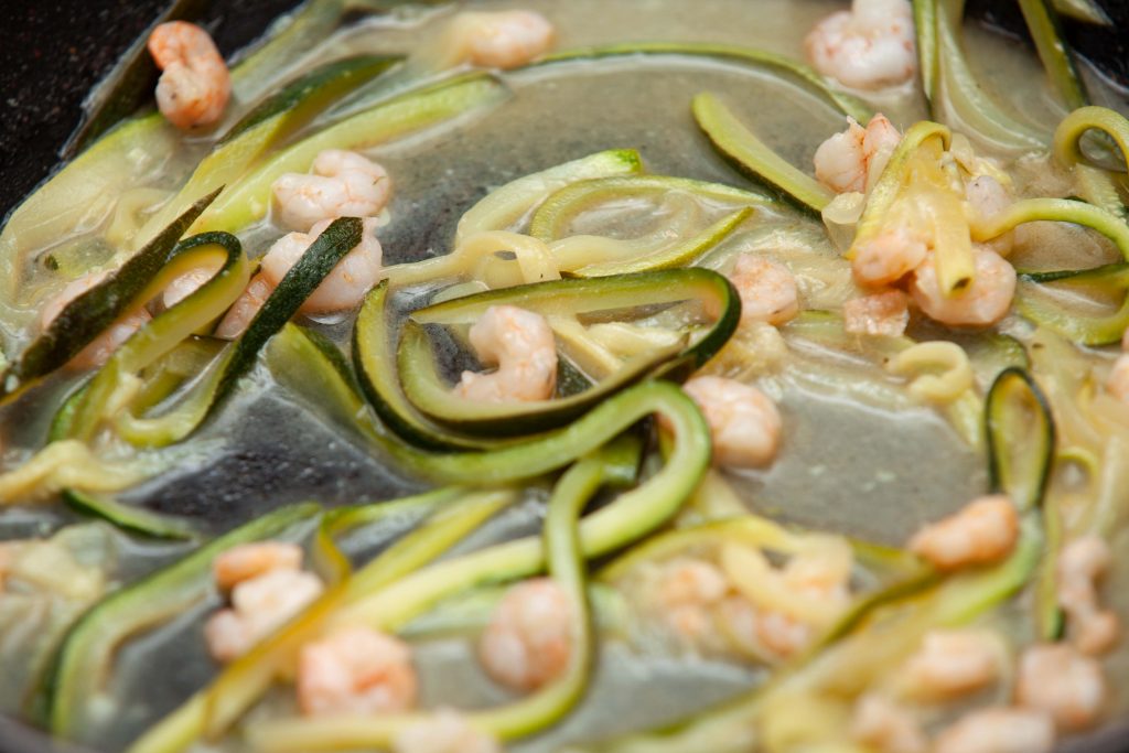 Ravioli di ricotta con gamberi e zucchine - Padelle Volanti