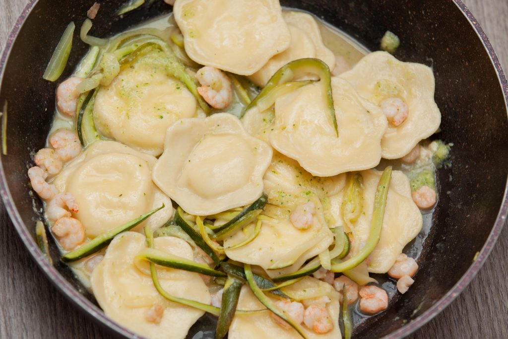 Ravioli di ricotta con gamberi e zucchine - Padelle Volanti