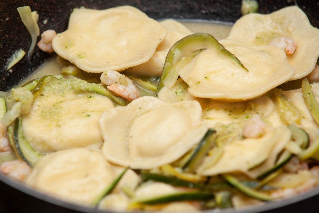 Ravioli di ricotta con gamberi e zucchine - Padelle Volanti