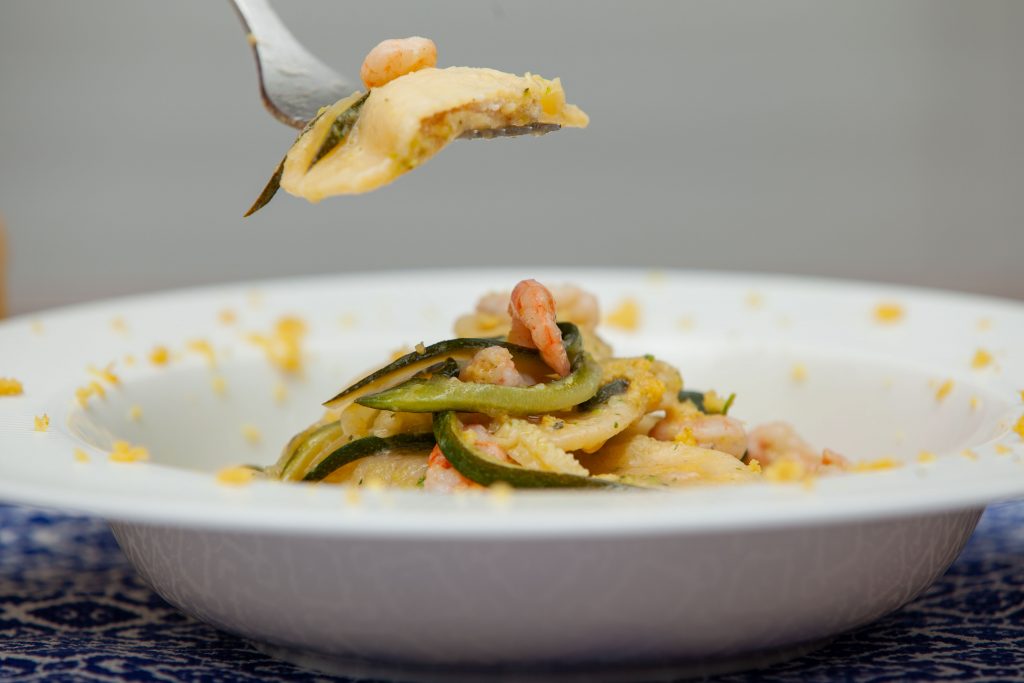 Ravioli di ricotta con gamberi e zucchine - Padelle Volanti