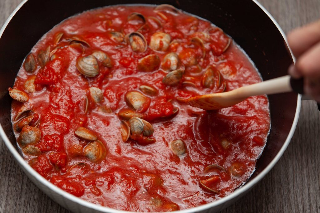 Fregola sarda con vongole lupini - Padelle Volanti