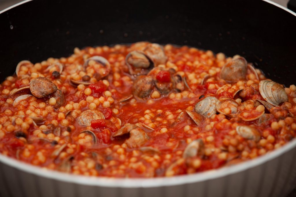 Fregola sarda con vongole lupini - Padelle Volanti