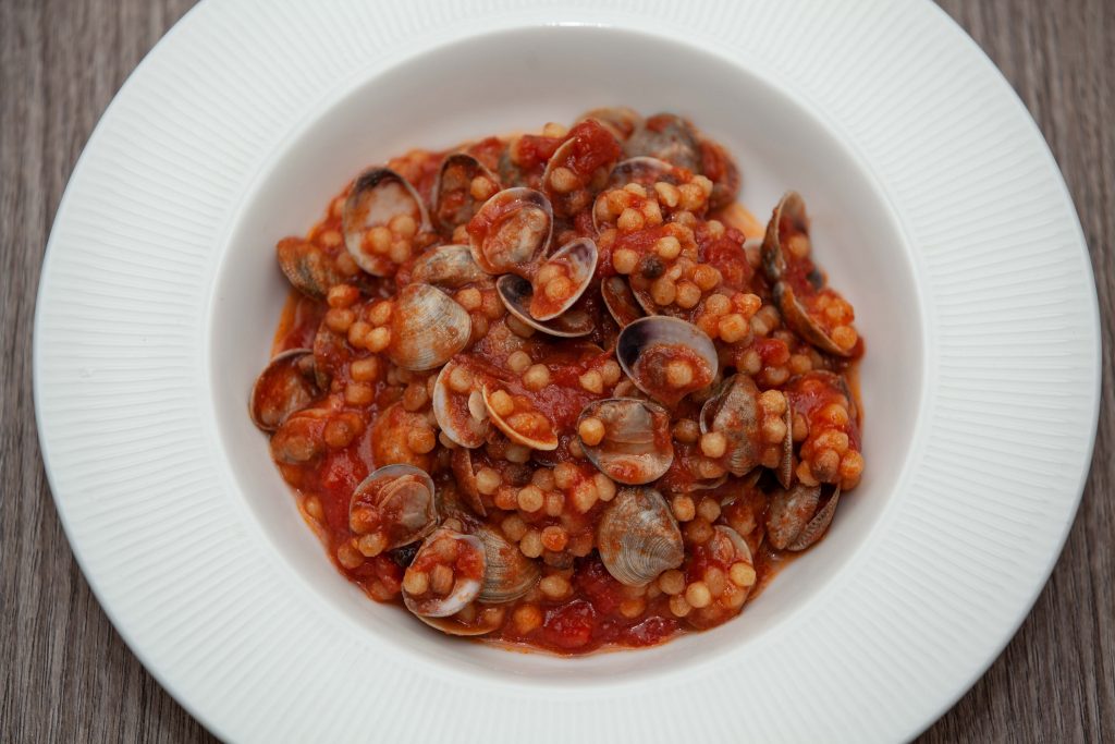 Fregola sarda con vongole lupini - Padelle Volanti