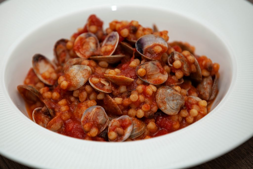 Fregola sarda con vongole lupini - Padelle Volanti