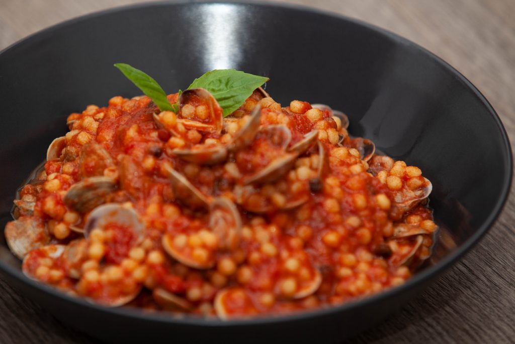 Fregola sarda con vongole lupini - Padelle Volanti