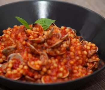 Fregola sarda con vongole lupini - Padelle Volanti