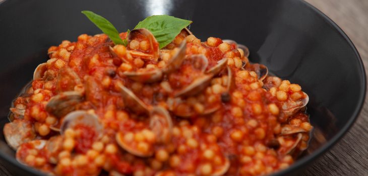 Fregola sarda con vongole lupini - Padelle Volanti