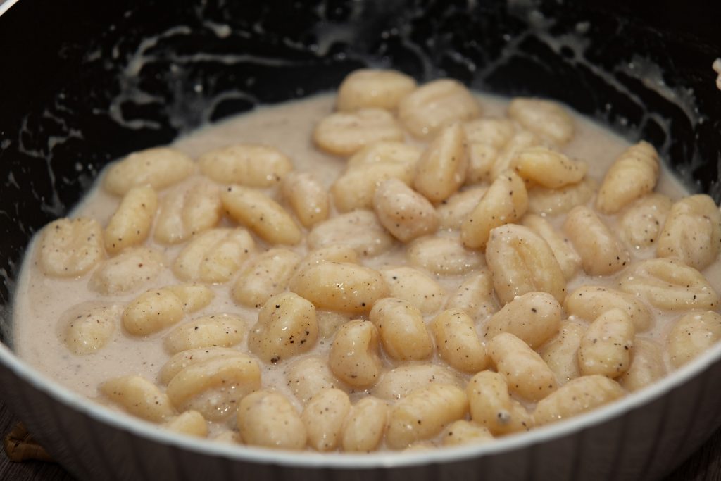 Gnocchi cacio e pepe - Padelle Volanti