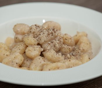 Gnocchi cacio e pepe - Padelle Volanti