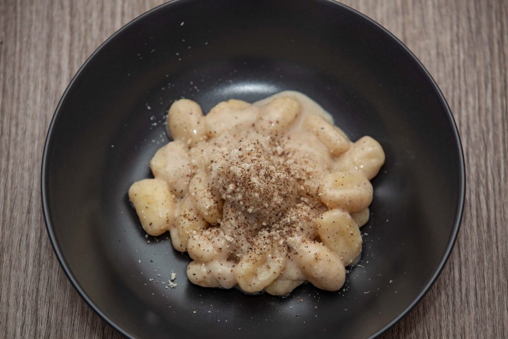 Gnocchi cacio e pepe - Padelle Volanti