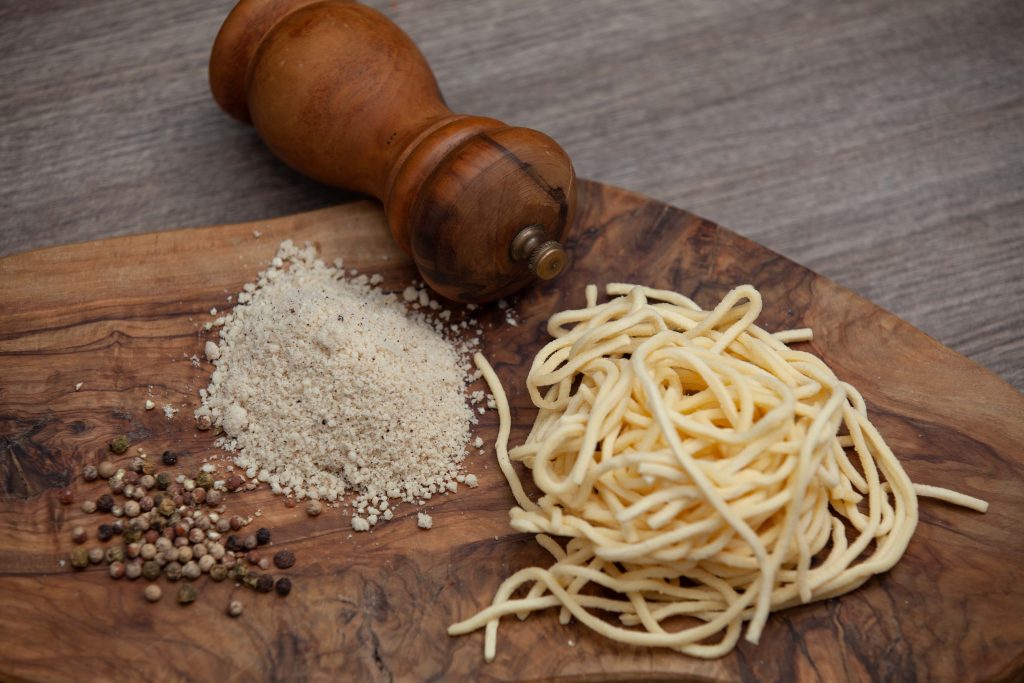 Pici cacio e pepe - Padelle Volanti